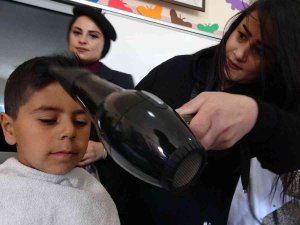 Kadın Kuaförler Öğrencileri Tıraş Edip Kişisel Bakımlarını Yaptı