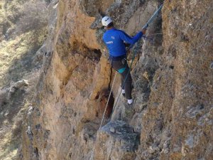 Öğretmen, Kayalıkta Mahsur Kalan Keçiyi Kurtardı