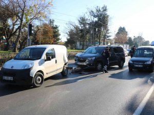 Hafif Ticari Araç Kırmızı Işıkta Duran Araçlara Çarptı: 1 Yaralı