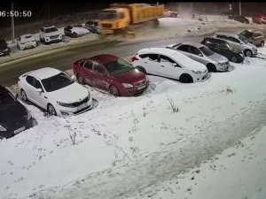 Kamyon Şoförü Uyuyakaldı, Park Halindeki Araçları Biçti