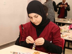Atık Kağıtlar Maharetli Ellerde Sanata Dönüştü
