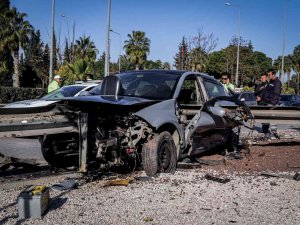 Demir Bariyer Otomobile Ok Gibi Saplandı, Sıkışan Sürücü İtfaiye Ekiplerince Kurtarıldı