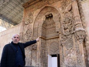 Bir Kapısının Anlatımı 1,5 Saat Sürüyor, Dinleyenler Gözyaşlarına Hakim Olamıyor