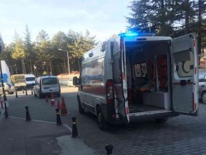 Sisli Havada Kontrolden Çıkan Kamyonet Şarampole Yuvarlandı: 3 Yaralı