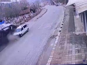 Beykoz’da Duvara Çarpan Kamyon Metrelerce Sürüklendi: 2 Ağır Yaralı