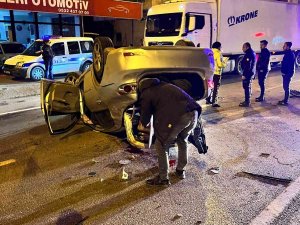 Seyir Halindeki Otomobil Tel Çitlere Çarparak Takla Attı : 2 Yaralı