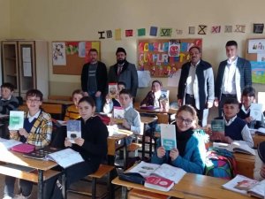 Müftü Öğrencilere Kitap Hediye Etti
