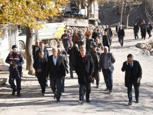 Vali Çuhadar, Köyde Yaşayan Vatandaşların Sorunlarını Dinledi