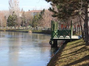Porsuk Çayı’nın Yüzeyi Buz Tuttu