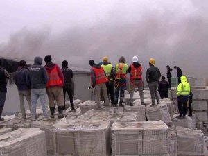 Avcılar’da İnşaat İşçilerin Kaldığı Konteynerde Yangın Çıktı