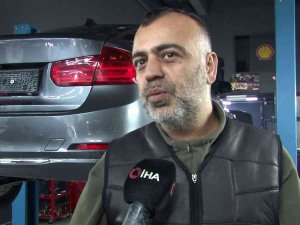Ekspere Getirilen Araç Motoru Patlayınca Yangın Tüpü İle Müdahale Eden Vatandaş O Anları Anlattı