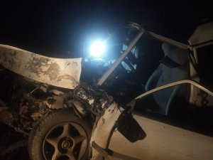 Kamyonla Çarpışan Otomobil Sürücüsü Araçta Sıkıştı
