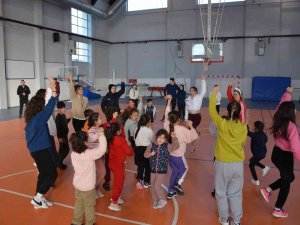 İ̇lkokul Öğrencileriyle Oynadılar