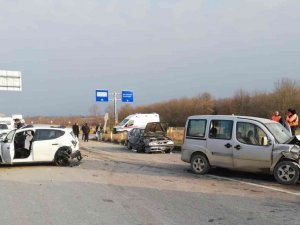 Aniden Yola Çıkınca Zincirleme Kazaya Neden Oldu: 6 Yaralı