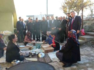 Adanalı Kadınlar Vali Elban’ı Dualarla Karşıladı