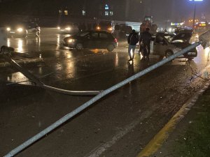 Kocaeli’de Otomobil Elektrik Direği Ve Ağaçları Devirdi: 2 Yaralı