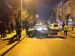 Otomobil Ağaca Çarptı: 2 Yaralı