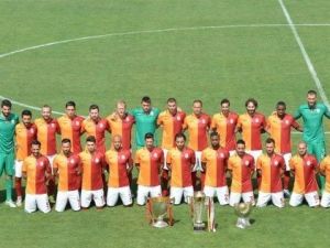 Galatasaray, 3 Kupa İle Poz Verdi