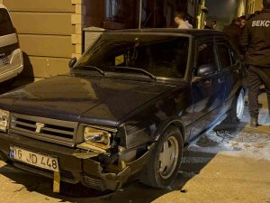 Aracıyla Bina Duvarına Ve Park Halindeki Otomobile Çarpan Sürücü Firar Etti