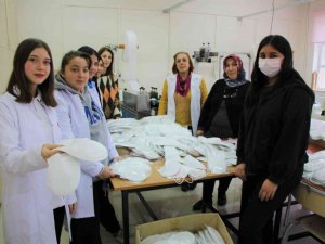 Okuldaki Maske Makineleriyle ’Bez Terlik’ Üretiyorlar