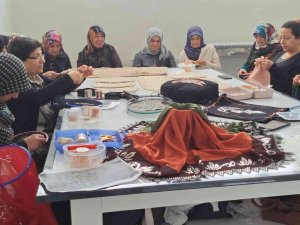 Adilcevazlı Kadınlar Adem Kurslarıyla Hem Sanat Hem De Meslek Öğreniyor