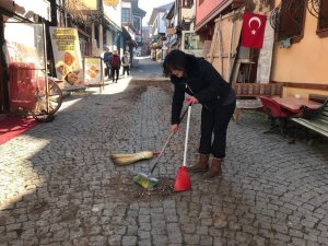 İ̇nşaatın Oluşturduğu Pislikleri Esnaf Süpürgelerle Temizlemeye Çalıştı