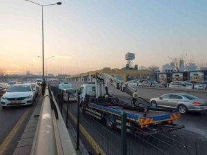 Ankara’da Refüje Çarpan Otomobile Başka Bir Araç Çarptı: 1 Ölü, 1 Yaralı