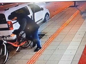 Bisiklet Hırsızı Kameraya Yakalandı