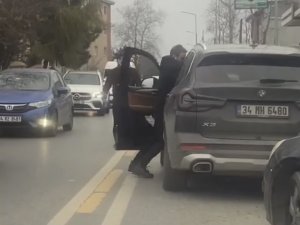 Sarıyer’de Yol Verme Kavgası Kamerada: Aracın İçinden Tekme Attı