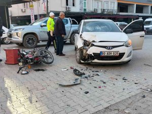 Motosiklet Sürücüsünün Ağır Yaralandığı Kaza Kamerada