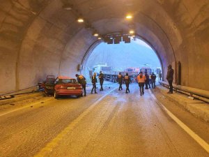 Otomobil Tır İle Çarpıştı : 1 Ölü 2 Yaralı
