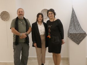 Doç. Dr. Okca’nın Dokuma Ve Örgü Eserlerden Oluşan ‘Öze Doğru’ Sergisi Beğeniye Sunuldu