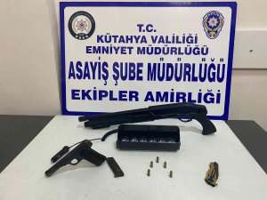 Kütahya’da “Çakar” Takılı Araçta Tabanca Ve Pompalı Tüfek Ele Geçirildi