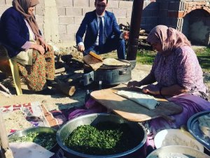 Müdür Yıldırak Gözleme Yapan Kadınlara Yardım Etti