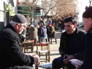 Kar Yağışının Olmadığı Bingöl’de, Vatandaşlar Güneşin Tadını Çıkardı