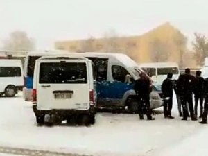Kar Yağışı Beraberinde Kazaları Getirdi
