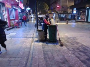 Soğuk Havaya Rağmen Şehri Yeni Güne Hazırlıyorlar