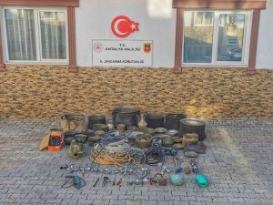 Elmalı’da Hırsızlık Şüphelileri Jandarmadan Kaçamadı
