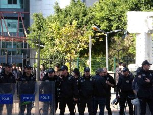 Cinayet Davası Öncesi Taraflar Birbirine Kurşun Yağdırdı: 1 Yaralı