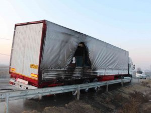 Iğdır’da Seyir Halindeki Tırın Dorsesi Yandı