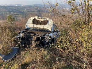 Ağaca Çarparak 10 Metre Sürüklenen Otomobil Çalılık Alana Savruldu, Bir Kişi Yaralandı
