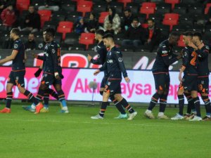 Spor Toto Süper Lig: Gaziantep Fk: 0 - Başakşehir: 1 (İ̇lkyarı)