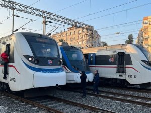 İ̇zban Arızalandı: Yolcular ’Kalasla’ Tren Değiştirdi
