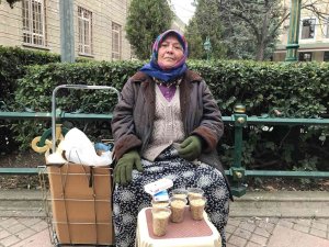 72 Yaşındaki Gül Teyze: "Bir Tek Devletten Aldığım Yaş Aylığım Var"
