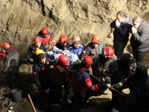 Kuyuya Düşen Baba-oğuldan Acı Haber: Cansız Bedenlere Kuyunun 20 Metre Derinliğinde 10 Saat Sonra Ulaşıldı