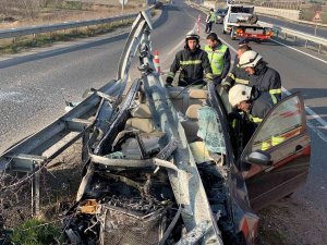 Otomobil Bariyerlere Ok Gibi Saplandı, Sürücü Araçtan Sağ Salim Çıktı