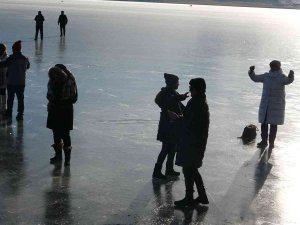 Yüzeyi Buzla Kaplanan Çıldır Gölü Misafirlerini Ağırlamaya Başladı