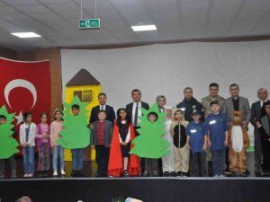 İ̇lkokul Öğrencilerinden Tiyatro Gösterisi