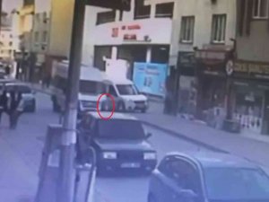 Bursa’da Yola Atlayan Küçük Kıza Minibüs Çarptı