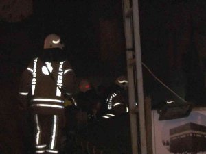 Arnavutköy’de Gece Saatlerinde Aile Sağlığı Merkezi Yanında Trafo Yandı